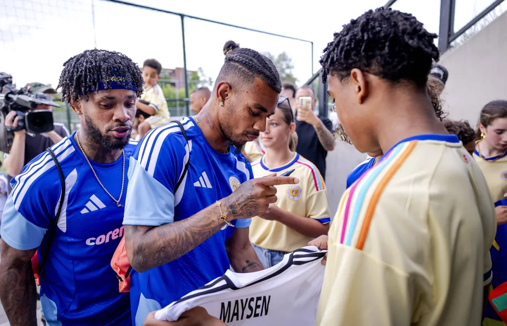 Leandro (L) i Juninho Bacuna (P). Fot. EPA/ROBIN VAN LONKHUIJSEN