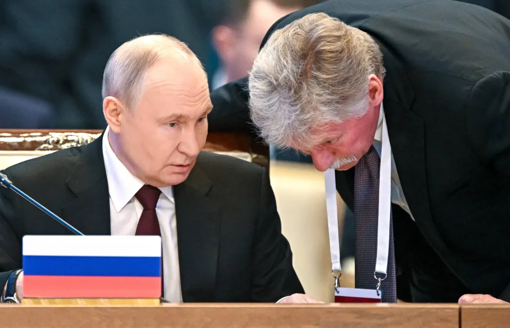 Władimir Putin i rzecznik Kremla Dmitrij Pieskow, fot. PAP/EPA/SPUTNIK POOL/SERGEY BOBYLEV/KREMLIN / POOL