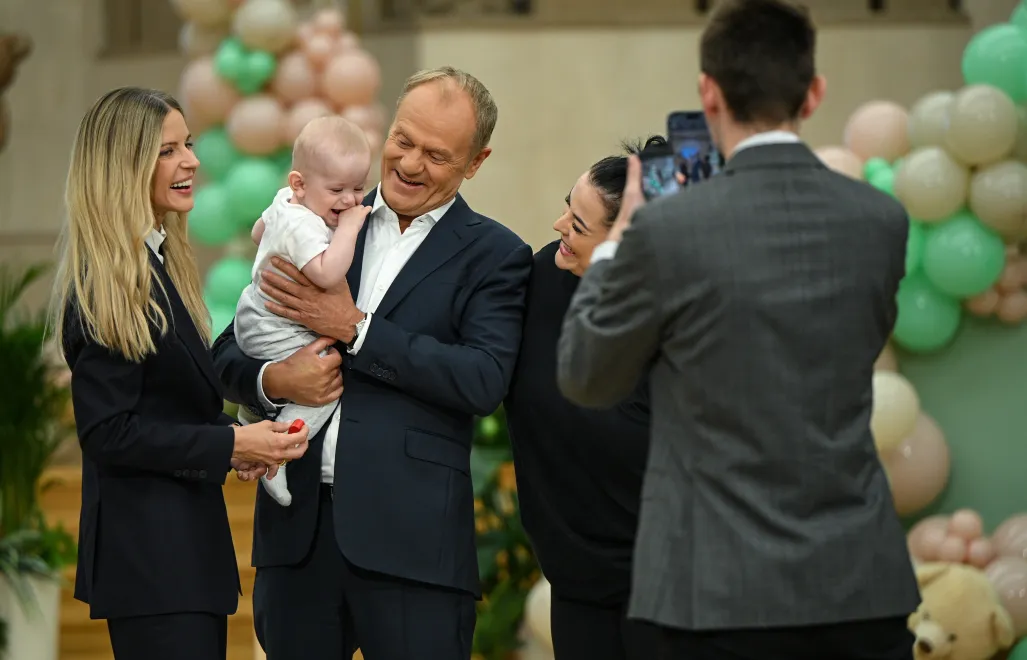 Premier Donald Tusk (C) oraz wiceminister rodziny, pracy i polityki społecznej Aleksandra Gajewska (L) biorą udział w siedzibie Kancelarii Prezesa Rady Ministrów w Warszawie, 1 bm., w wydarzeniu z okazji 2. urodzin programu in vitro. Fot. PAP/Marcin Obara