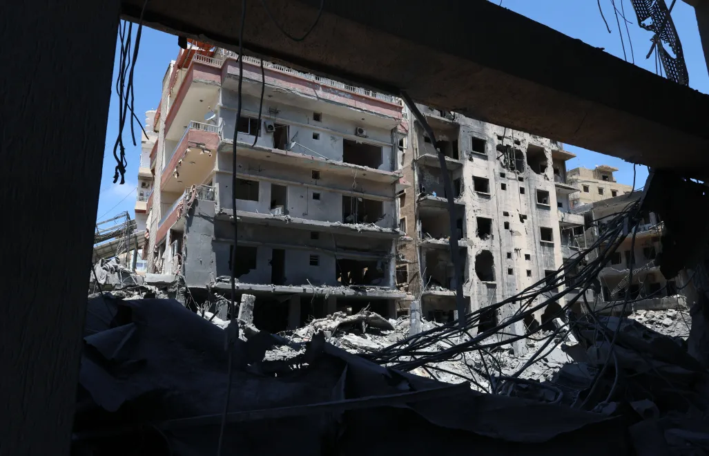 Zniszczone budynki w Libanie po izraelskim ataku, fot. PAP/EPA/WAEL HAMZEH