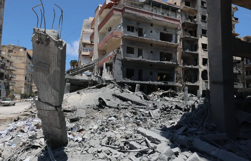 Zniszczone budynki w Libanie po izraelskich atakach, fot. PAP/EPA/WAEL HAMZEH