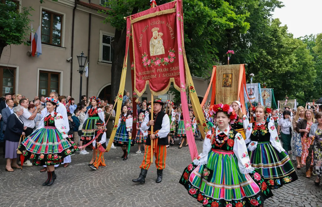 Procesja Bożego Ciała w Łowiczu. Fot. PAP/Marian Zubrzycki