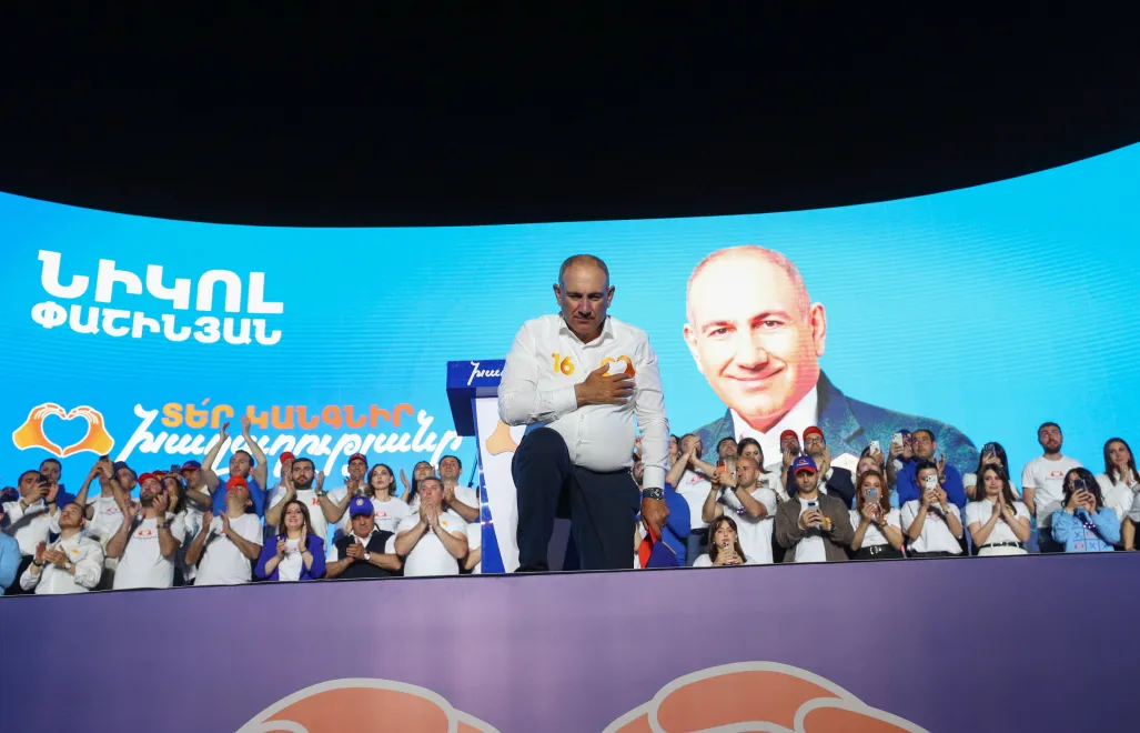 Nikol Paszynian podczas spotkania przedwyborczego partii Umowa Społeczna, fot. PAP/EPA/HAYK BAGHDASARYAN /PHOTOLURE