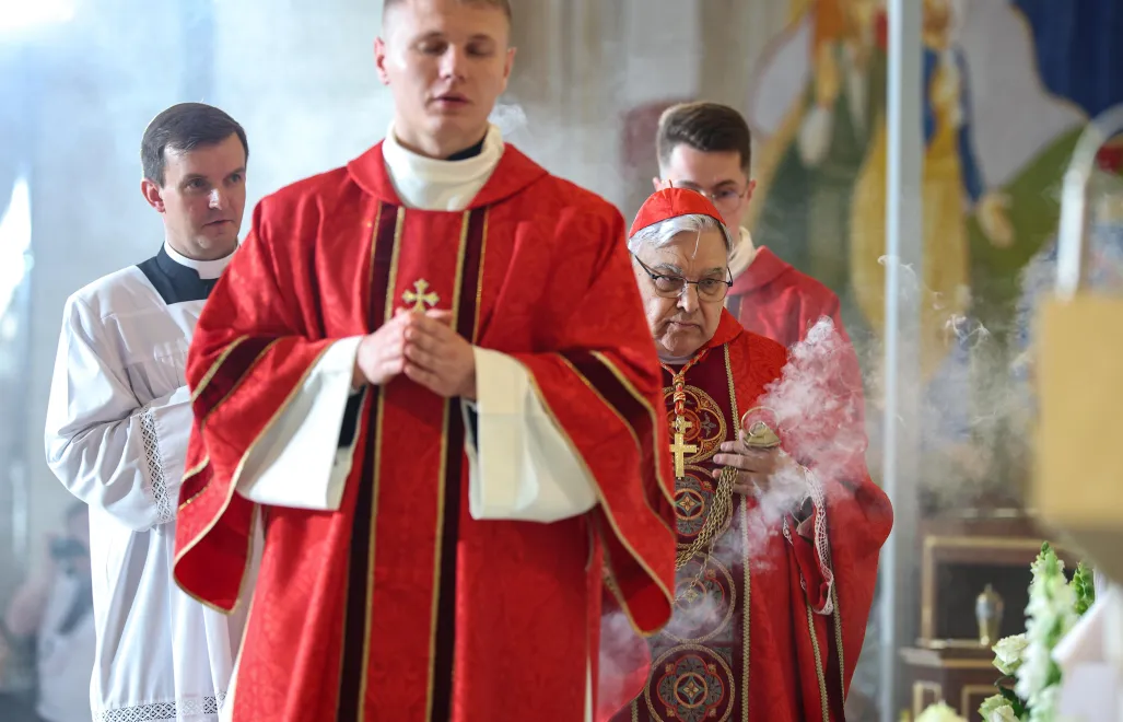 Prefekt Dykasterii Spraw Kanonizacyjnych kard. Marcello Semeraro (C-P) podczas uroczystej mszy świętej z obrzędem beatyfikacji ks. Jana Świerca i jego Towarzyszy, salezjańskich męczenników, sprawowanej w Sanktuarium św. Jana Pawła II w Krakowie, fot. PAP/Łukasz Gągulski