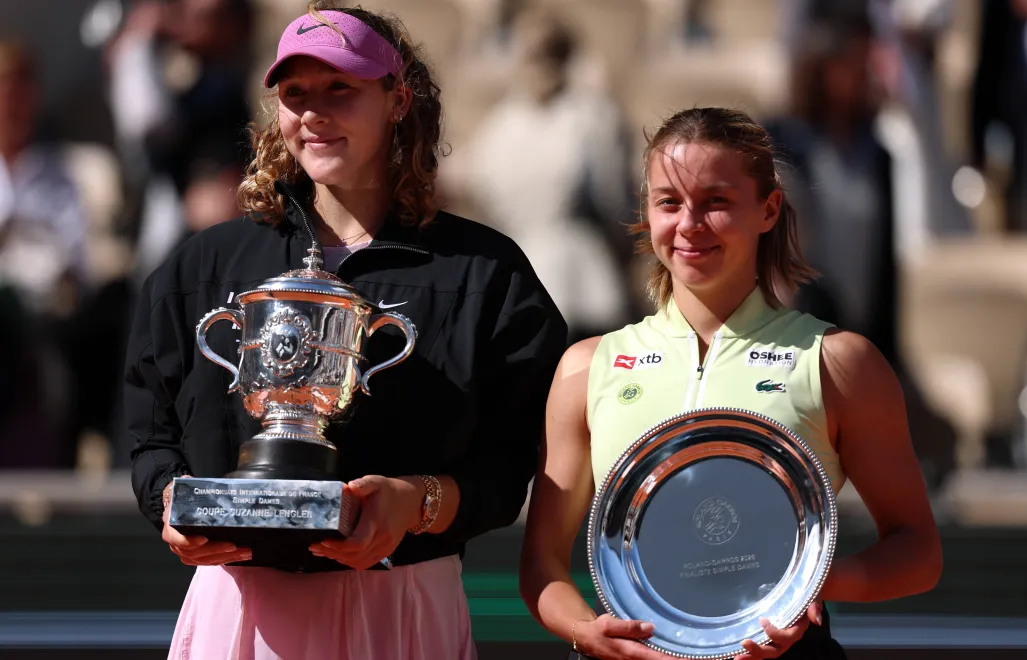 Mirra Andreeva i Maja Chwalińska. Fot. PAP/EPA/MOHAMMED BADRA
