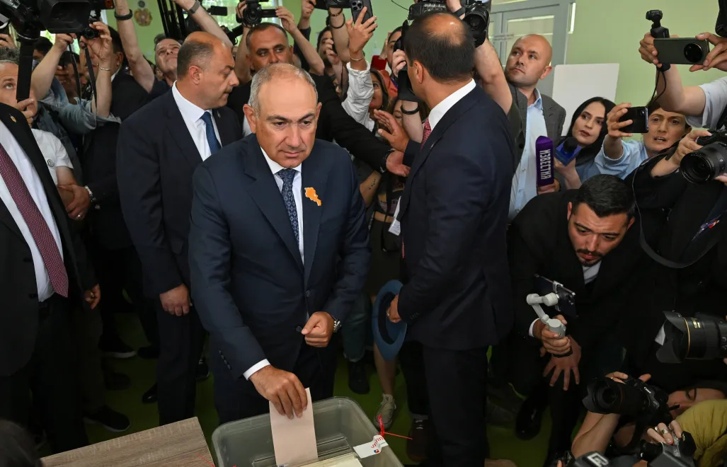 Premier Armenii Nikol Paszynian podczas w lokalu wyborczym, fot. PAP/EPA/PHOTOLURE