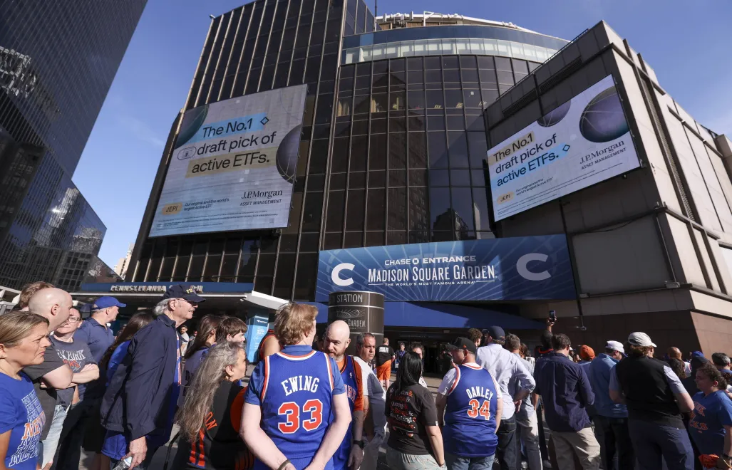 Kibice przed halą Madison Square Garden. Fot. EPA/SARAH YENESEL