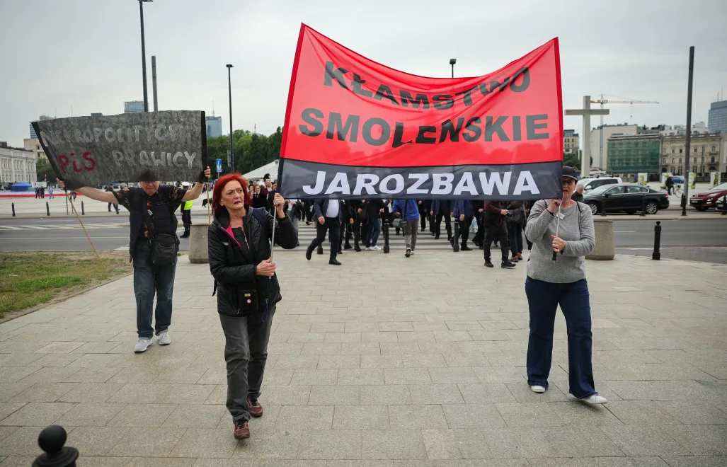 Маніфестація проти лідера партії "Право і справедливість" Ярослава Качинського на площі Пілсудського у Варшаві. Fot. PAP/Szymon Pulcyn