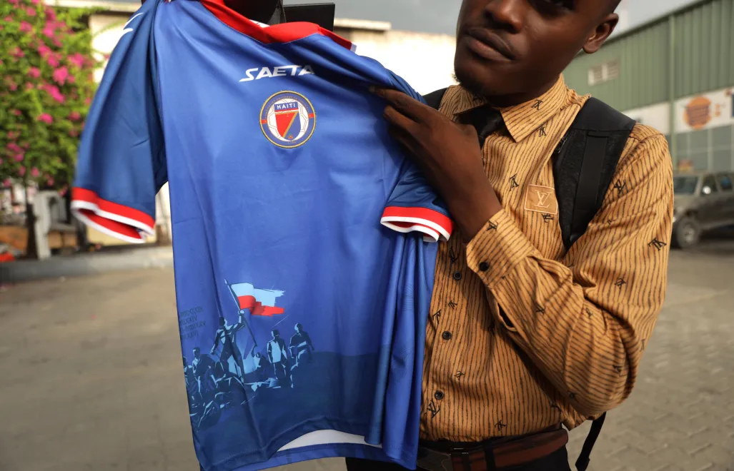 Kolumbijski producent odzieży sportowej Saeta poinformował, że zmienił projekt koszulki, którą Haiti będzie nosić na Mistrzostwach Świata FIFA 2026, po tym jak FIFA wyraziła sprzeciw wobec niektórych elementów wizualnych na mundurze. Fot. PAP/EPA/PATRICE NOEL