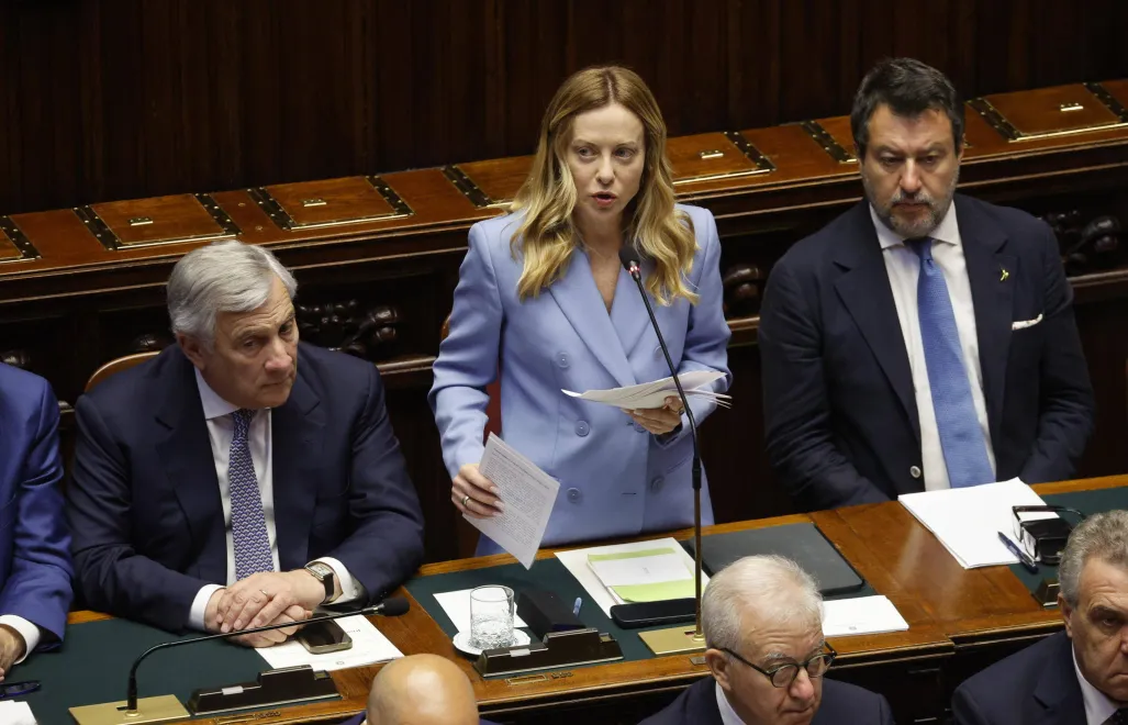 Прем’єр-міністерка Італії Джорджа Мелоні доповідає парламенту напередодні засідання Європейської ради. Поруч з нею заступники глави кабінету міністрів - Антоніо Таяні (ліворуч) та Маттео Сальвіні (праворуч). FABIO FRUSTACI