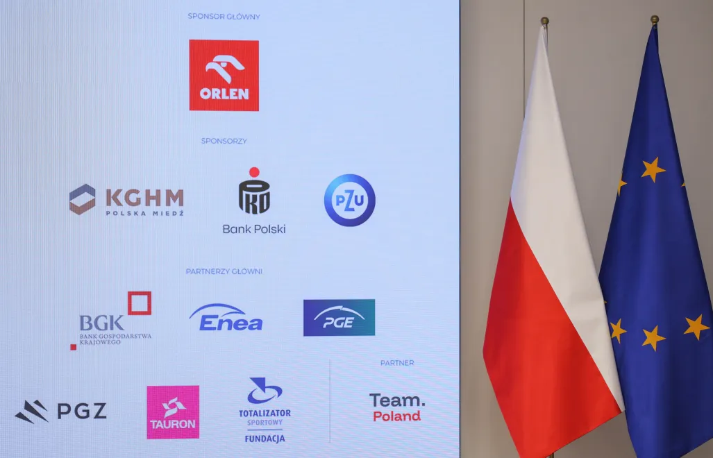 Брифинг, посвященный международной конференции по восстановлению Украины (URC 2026). На стенде представлены логотипы партнеров мероприятия. Fot. PAP/Paweł Supernak