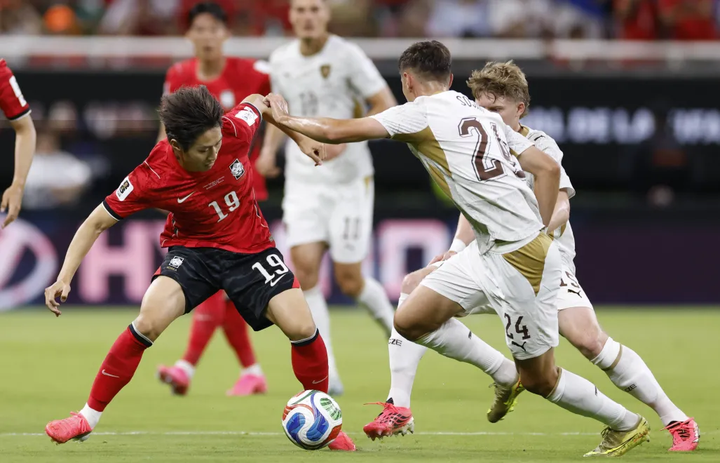 Piłkarze podczas meczu Korea Południowa-Czechy, fot. PAP/EPA/EFE/FRANCISCO GUASCO