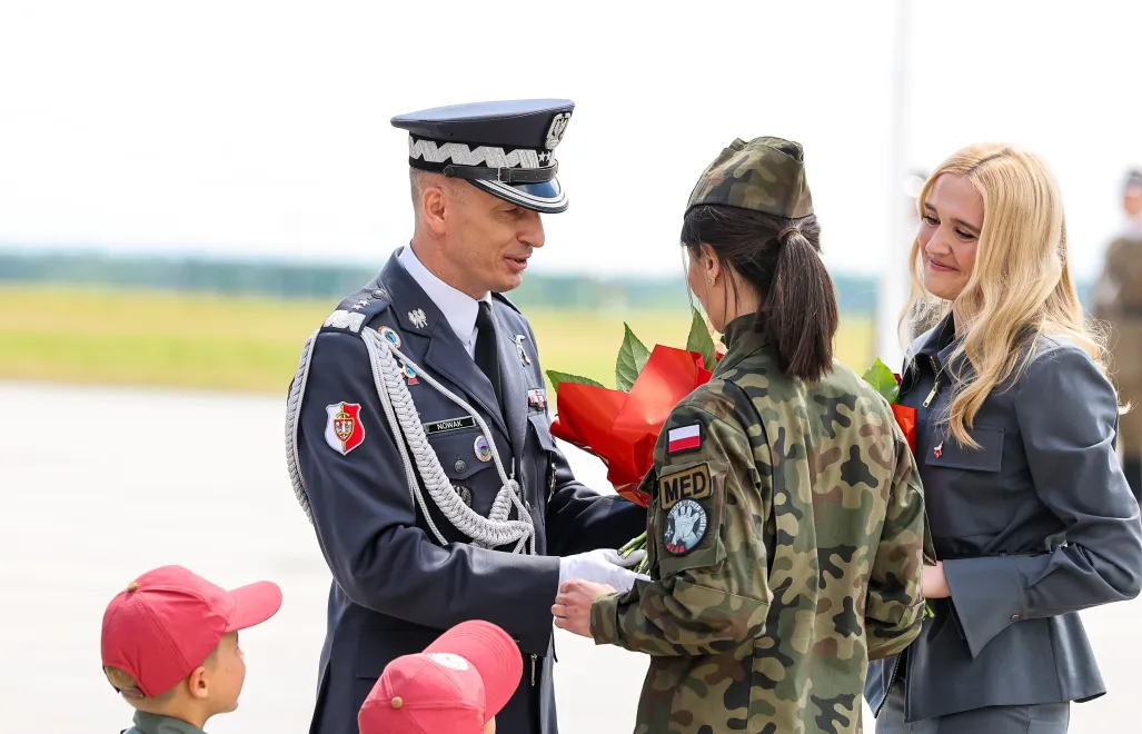  Dowódca Operacyjny Rodzajów Sił Zbrojnych gen. dyw. pil. Ireneusz Nowak, żona ministra obrony narodowej Paulina Kosiniak-Kamysz oraz wdowa po mjr. Krakowianie dr kpt. Magdalena Krakowian Fot. PAP/Marian Zubrzycki
