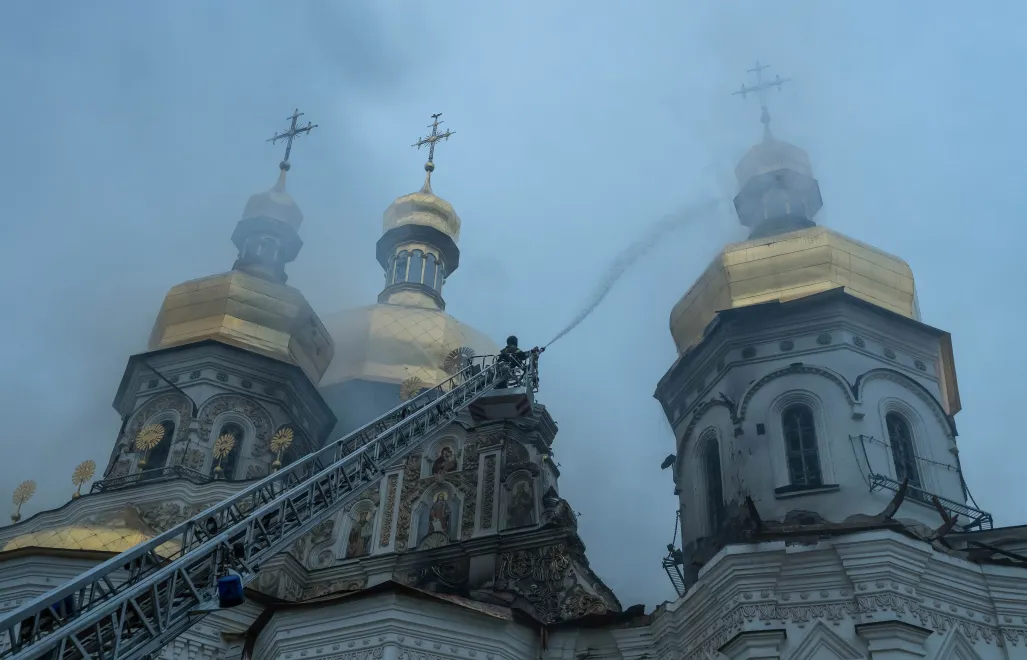 Uderzenie na Ławrę Kijowsko-Peczerską. Fot. PAP/Vladyslav Musiienko
