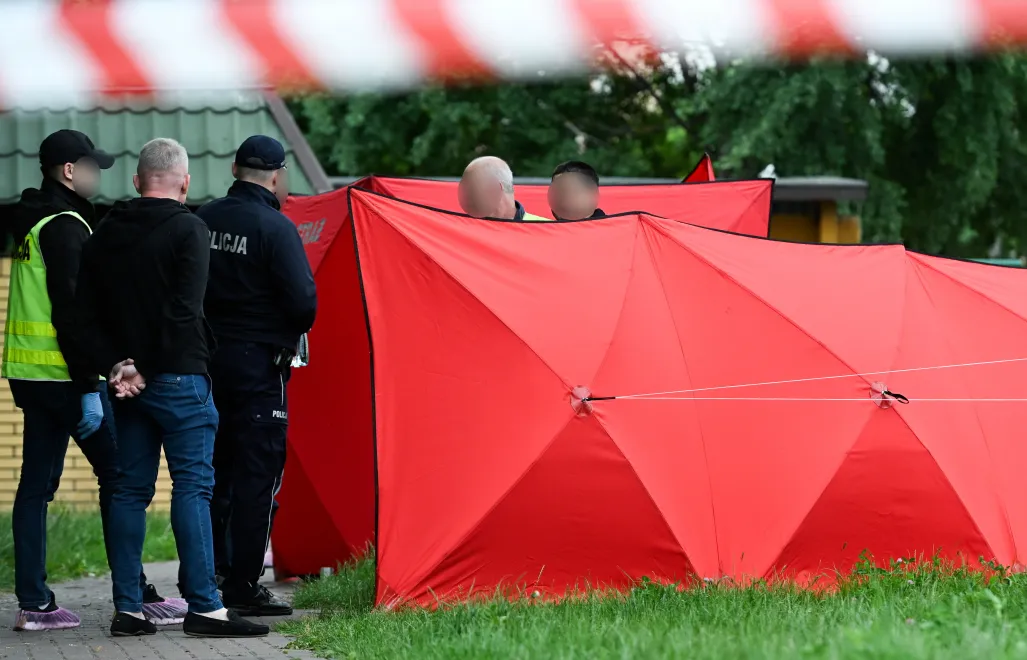 Służby i policja na miejscu strzelaniny, fot. PAP/Wojtek Jargiło