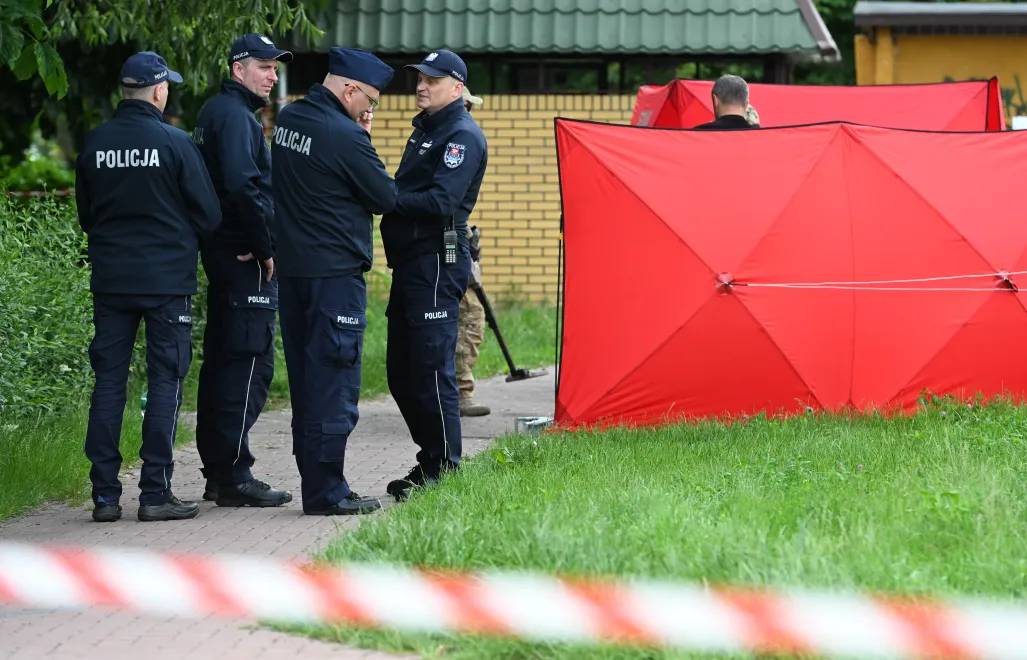 Funkcjonariusze policji w pobliżu miejsca strzelaniny przy ulicy Królowej Jadwigi w Białej Podlaskiej, fot. PAP/Wojtek Jargiło