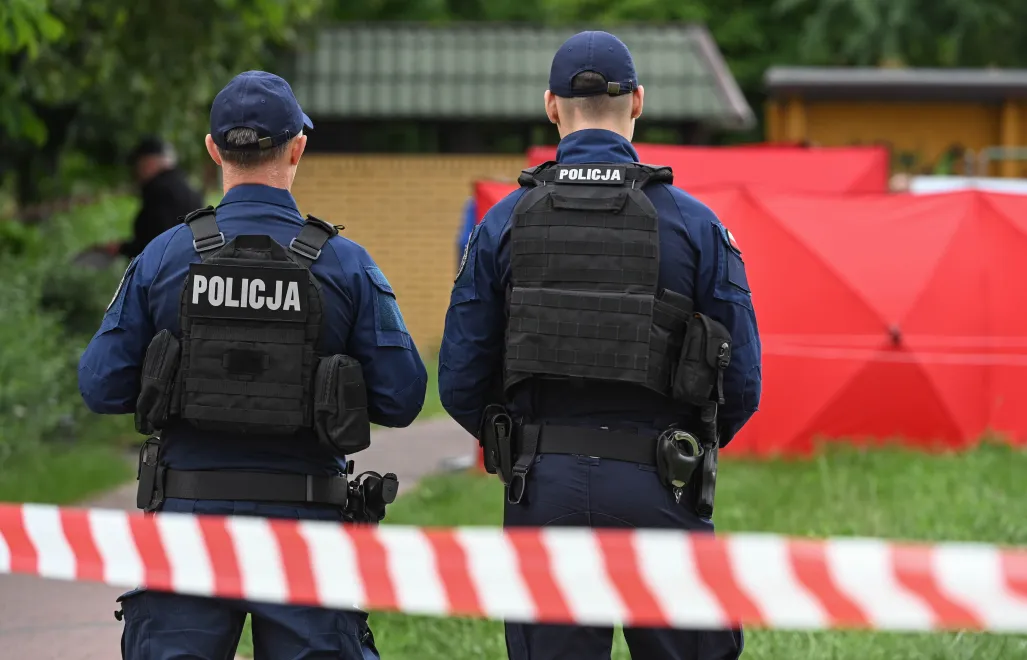  Funkcjonariusze policji w pobliżu miejsca strzelaniny przy ulicy Królowej Jadwigi w Białej Podlaskiej. Fot. PAP/Wojtek Jargiło