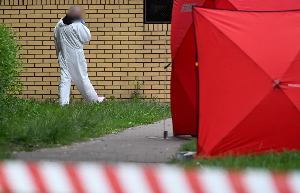 Służby w pobliżu miejsca strzelaniny przy ulicy Królowej Jadwigi w Białej Podlaskiej, fot. PAP/Wojtek Jargiło
