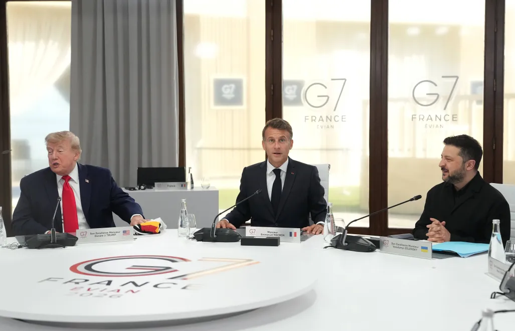 Prezydent USA Donald Trump, prezydent Francji Emmanuel Macron i prezydent Ukrainy Wołodymyr Zełenski podczas sesji roboczej na szczycie G7. Fot. PAP/EPA/THIBAULT CAMUS