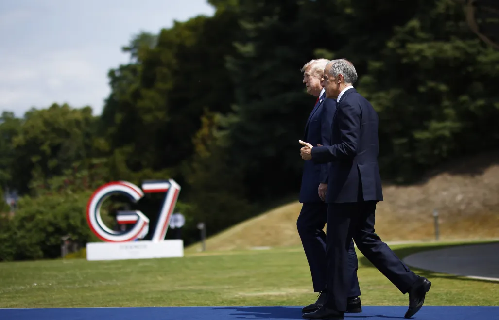 Prezydent USA Donald Trump i premier Kanady Mark Carney. Fot. PAP/EPA/YOAN VALAT