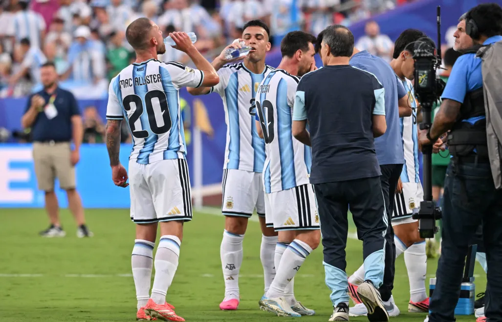 Piłkarze reprezentacji Argentyny podczas przerwy na nawodnienie, fot. PAP/EPA/AMY KONTRAS