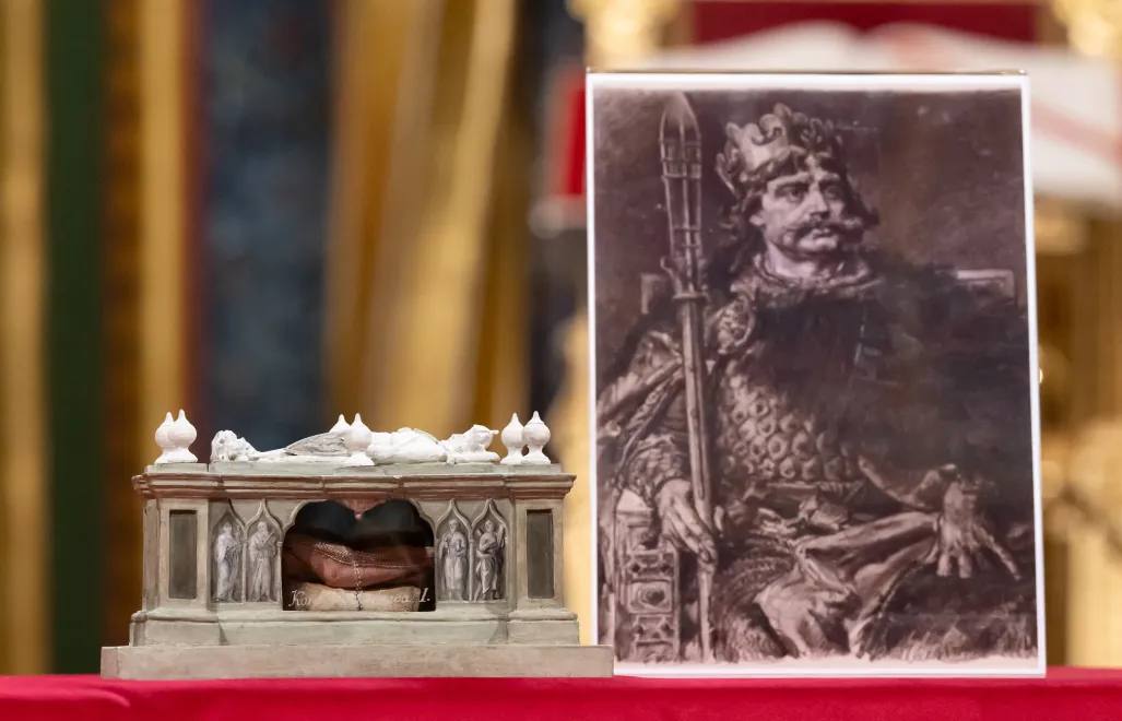 Szczątki królewskie Bolesława Chrobrego zaprezentowane w Złotej Kaplicy Katedry Poznańskiej. Fot. PAP/Jakub Kaczmarczyk