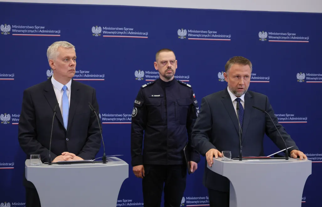 Od lewej: minister koordynator ds. służb specjalnych Tomasz Siemoniak, Komendant Główny Policji nadinsp. Marek Boroń i minister spraw wewnętrznych i administracji Marcin Kierwiński. Fot. PAP/Paweł Supernak
