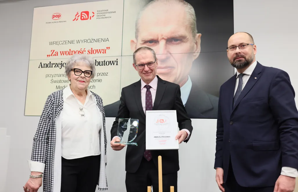 Dziennikarz i działacz mniejszości polskiej na Białorusi Andrzej Poczobut (C), Dyrektor Generalny PAP Marek Błoński (P) i prezes zarządu Światowego Stowarzyszenia Mediów Polonijnych Teresa Sygnarek (L). Fot. PAP/Leszek Szymański