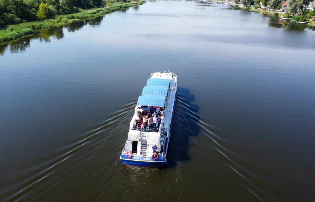 Tramwaj wodny na trasie Szczecin - Gartz. Fot. PAP/Marcin Bielecki