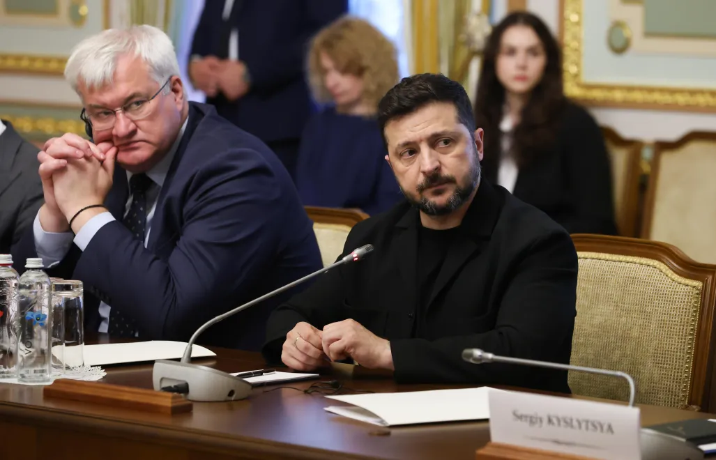 Prezydent Ukrainy Wołodymyr Zełenski oraz Szef MSZ Ukrainy Ukrainy Andrij Sybiha. Fot. PAP/Victor Kovalchuk