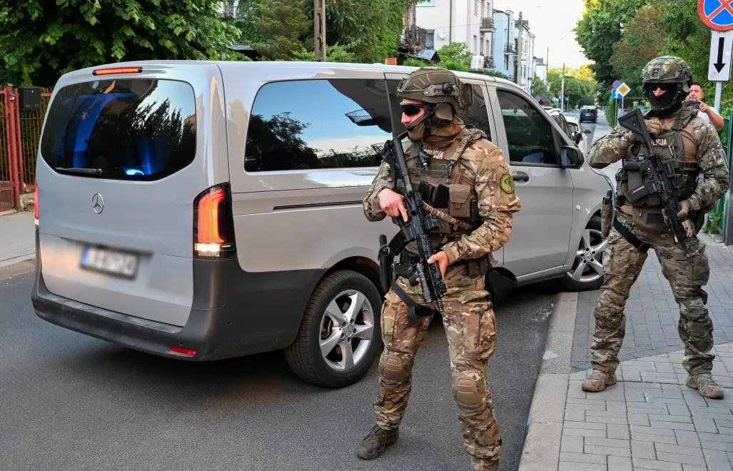 Колона з підозрюваним у вбивстві біля прокуратури в Любліні Fot. PAP/Wojtek Jargiło