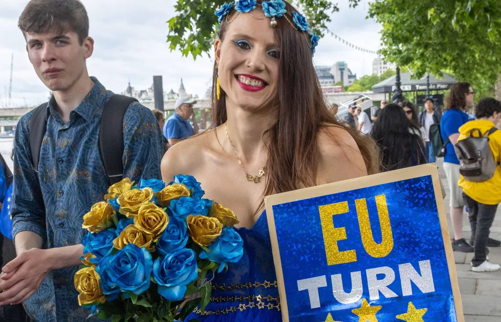 Młodzi Brytyjczycy manifestują chęć powrotu do UE Fot. PAP/EPA/TAYFUN SALCI