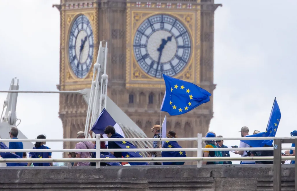 Marsz zwolenników powrotu do UE w Londynie. Fot. EPA/TAYFUN SALCI 