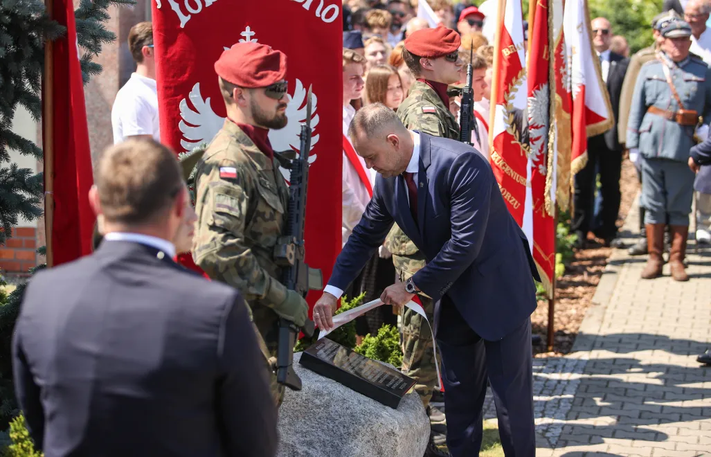 Prezydent RP Karol Nawrocki podczas odsłonięcia tablicy poświęconej pamięci Powstańcom Śląskim w Grabówce. Fot. PAP/Jarek Praszkiewicz