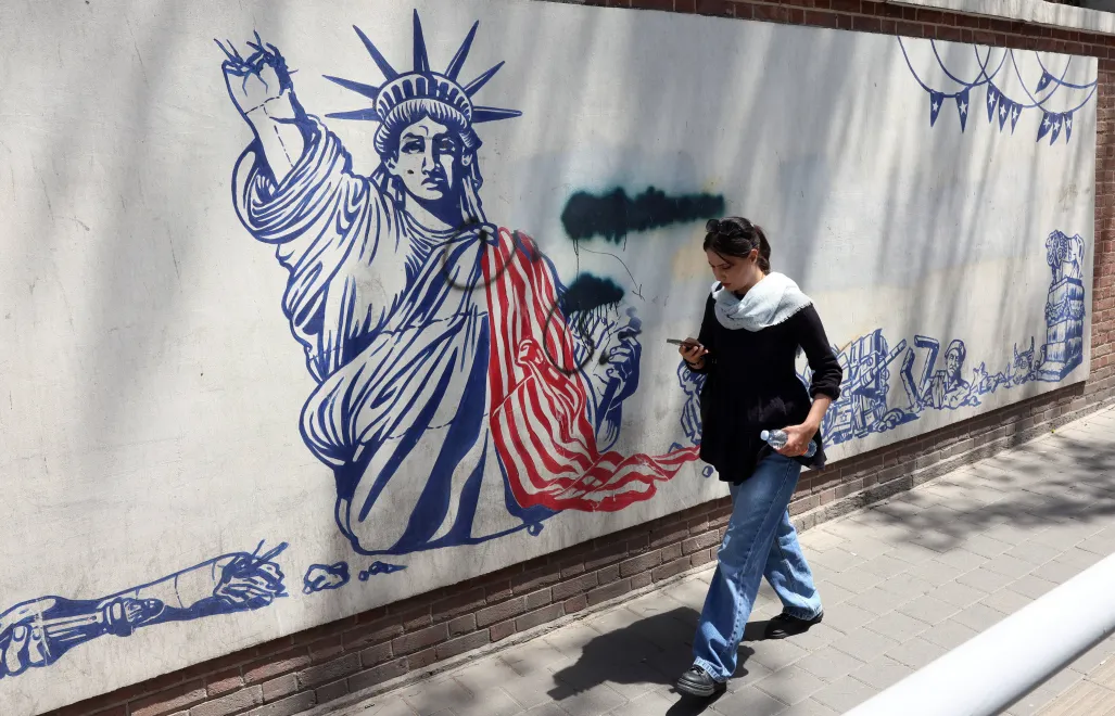 Mural w Teheranie Fot. PAP/EPA/ABEDIN TAHERKENAREH