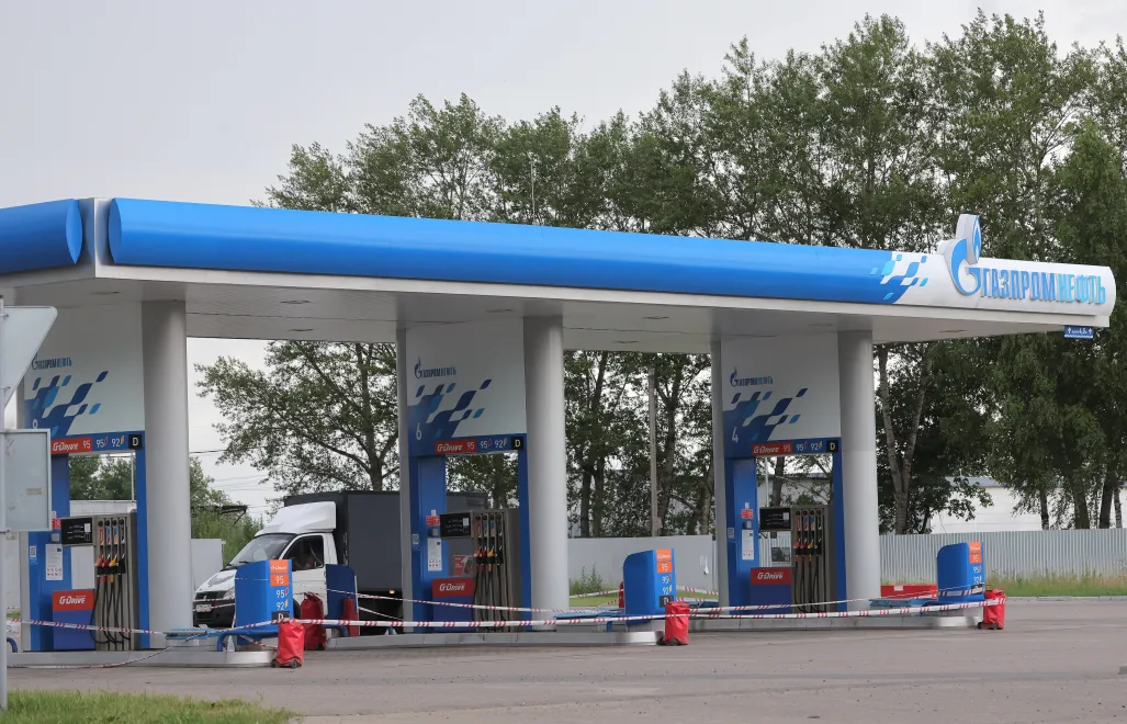 Россия сталкивается с нехваткой топлива после атак на нефтяную инфраструктуру. Fot. PAP/EPA/MAXIM SHIPENKOV