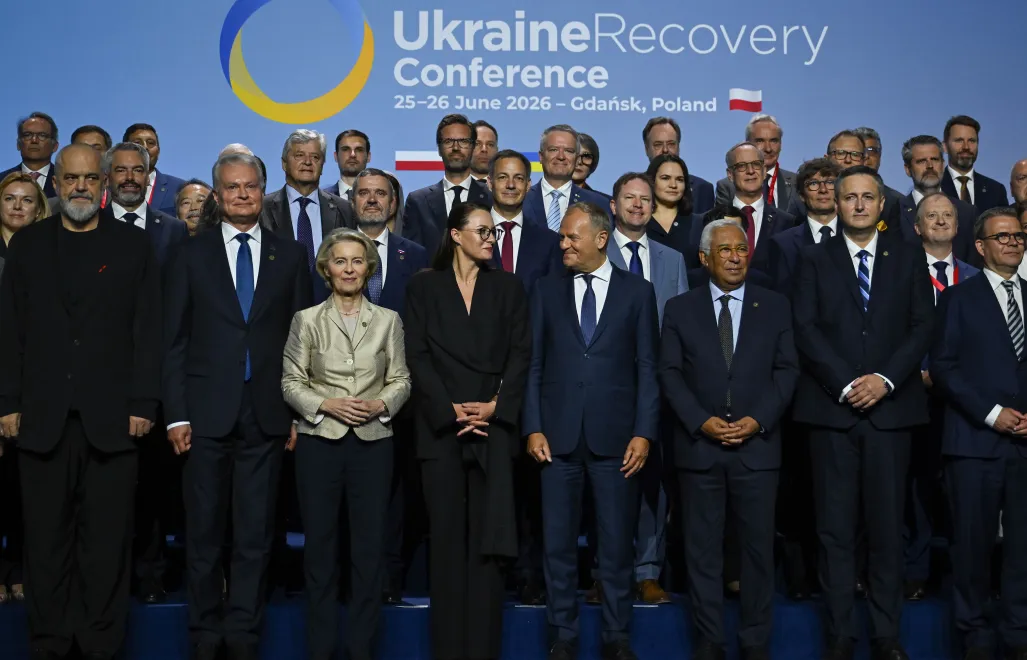 Konferencja na rzecz Odbudowy Ukrainy (The Ukraine Recovery Conference URC 2026). W pierwszym rzędzie: premier RP Donald Tusk (C-P), przewodnicząca Komisji Europejskiej Ursula Von der Leyen (C-L) oraz premier Ukrainy Julia Swyrydenko (C) na zbiorowym zdjęciu uczestników plenarnej sesji otwarcia w Amber Expo w Gdańsku. Fot. PAP/Adam Warżawa