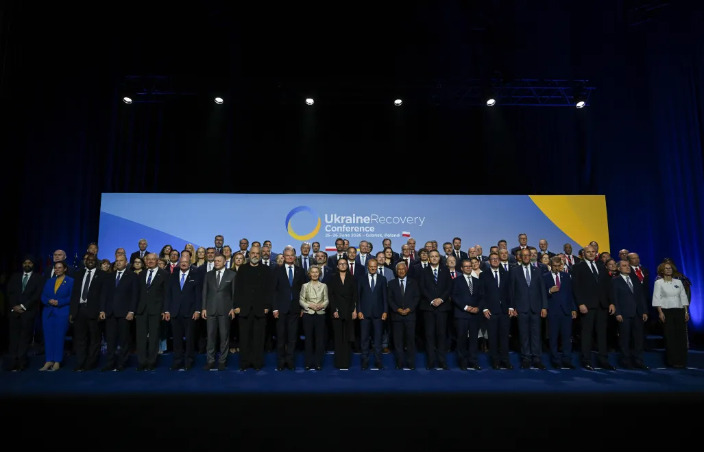 Групове фото учасників відкриття Конференції з відновлення України в Ґданську. Фотоілюстрація. Fot. PAP/Adam Warżawa
