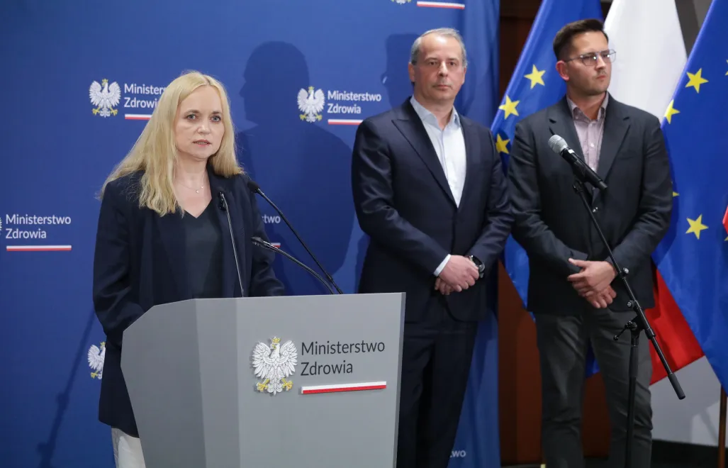 Minister zdrowia Jolanta Sobierańska-Grenda (L), prezes Agencji Oceny Technologii Medycznych i Taryfikacji Daniel Rutkowski (C) i dyrektor generalny Ministerstwa Zdrowia Rafał Główczyński. Fot. PAP/Tomasz Gzell
