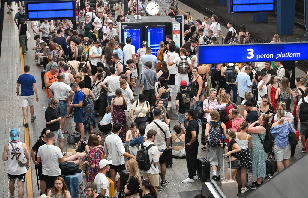 Pasażerowie czekają na peronie dworca Warszawa Centralna. Fot. PAP/Radek Pietruszka
