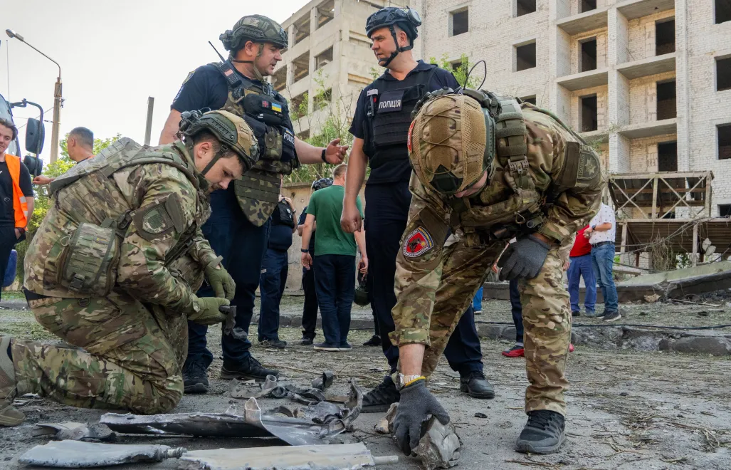 Saperzy zbierają fragmenty rosyjskiej lotniczej bomby kierowanej (KAB) w Charkowie. Fot. PAP/Mykola Kalyeniak