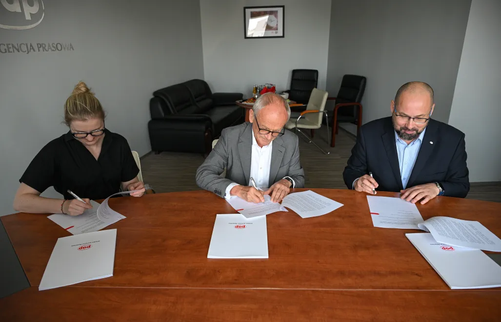 Dyrektor generalny PAP Marek Błoński (P), rektor UM prof. Piotr Ponikowski (C) oraz członkini zarządu Fundacji PAP Magdalena Żuk (L). Fot. PAP/Marcin Obara