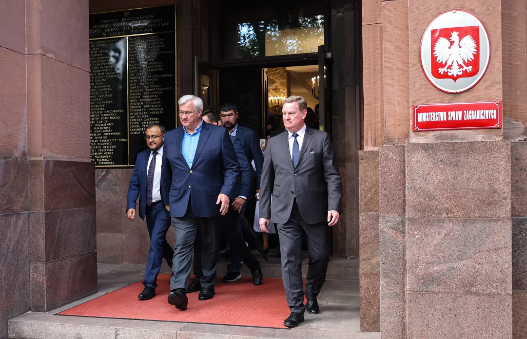 Szef MSZ Ukrainy Andrij Sybiha (2L) i ambasador Ukrainy w Polsce Wasyl Bodnar (L) po spotkaniu z wicepremierem, szefem MSZ Radosławem Sikorskim w siedzibie Ministerstwa Spraw Zagranicznych w Warszawie Fot. PAP/Albert Zawada