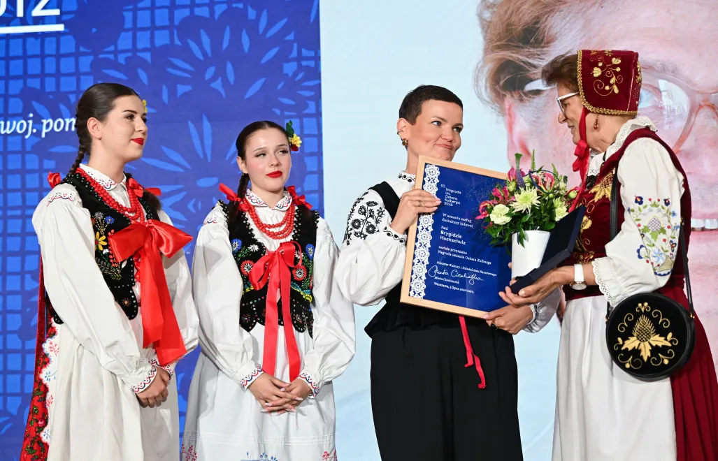 Uhonorowana Brygida Hochschulz (P) oraz minister kultury i dziedzictwa narodowego Marta Cienkowska (2P) na uroczystej gali wręczenia Nagród im. Oskara Kolberga Fot. PAP/Radek Pietruszka