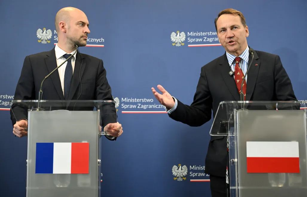 Wicepremier, minister spraw zagranicznych RP Radosław Sikorski (P) oraz minister spraw zagranicznych Francji Jean-Noel Barrot (L) podczas konferencji prasowej w Warszawie. Fot. PAP/Radek Pietruszka