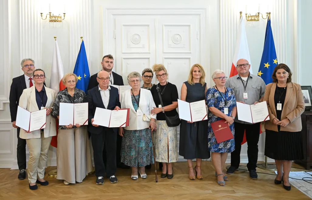 Prezes Towarzystwa Przyjaciół Ratowic Beata Jagielska (P) podczas wręczenia not identyfikacyjnych rodzinom ofiar zbrodni wołyńskiej w Puźnikach. Fot. PAP/Marcin Obara