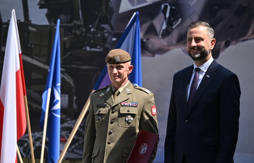 Wicepremier, szef MON Władysław Kosiniak-Kamysz (P) i płk Mieczysław Gurgielewicz (L) podczas wręczenia oficerom nominacji na nowe stanowiska służbowe. Fot. PAP/Piotr Nowak