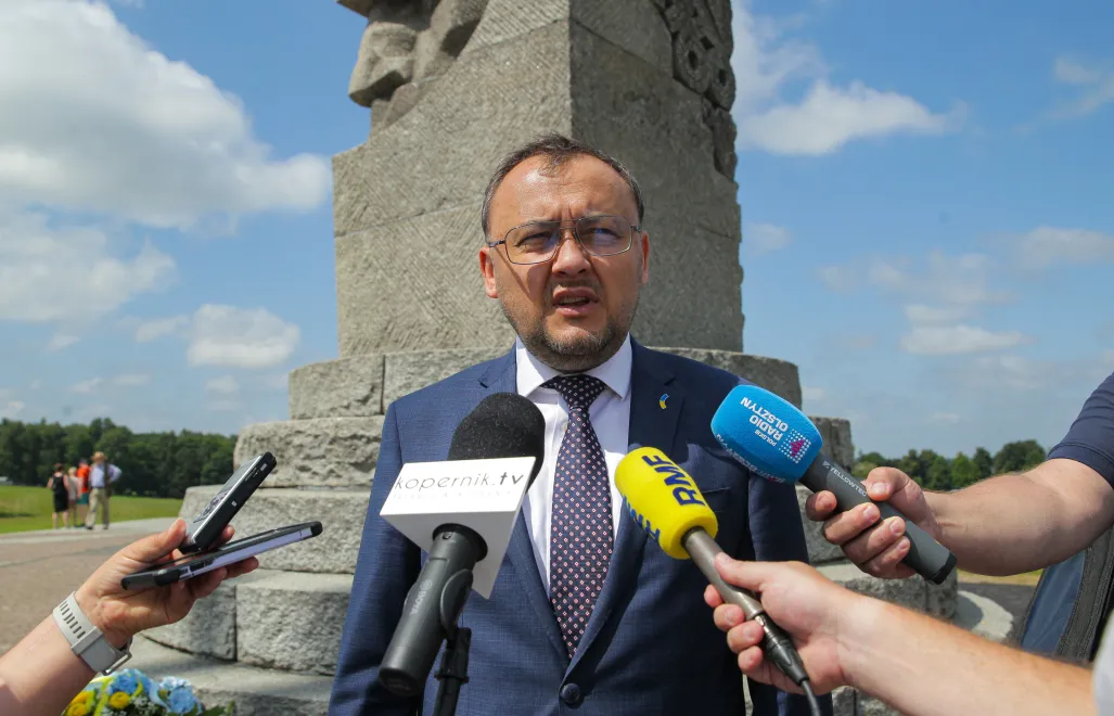Ambasador Ukrainy w Polsce Wasyl Bodnar podczas wypowiedzi dla mediów przed Pomnikiem Zwycięstwa Grunwaldzkiego. Fot. PAP/Tomasz Waszczuk