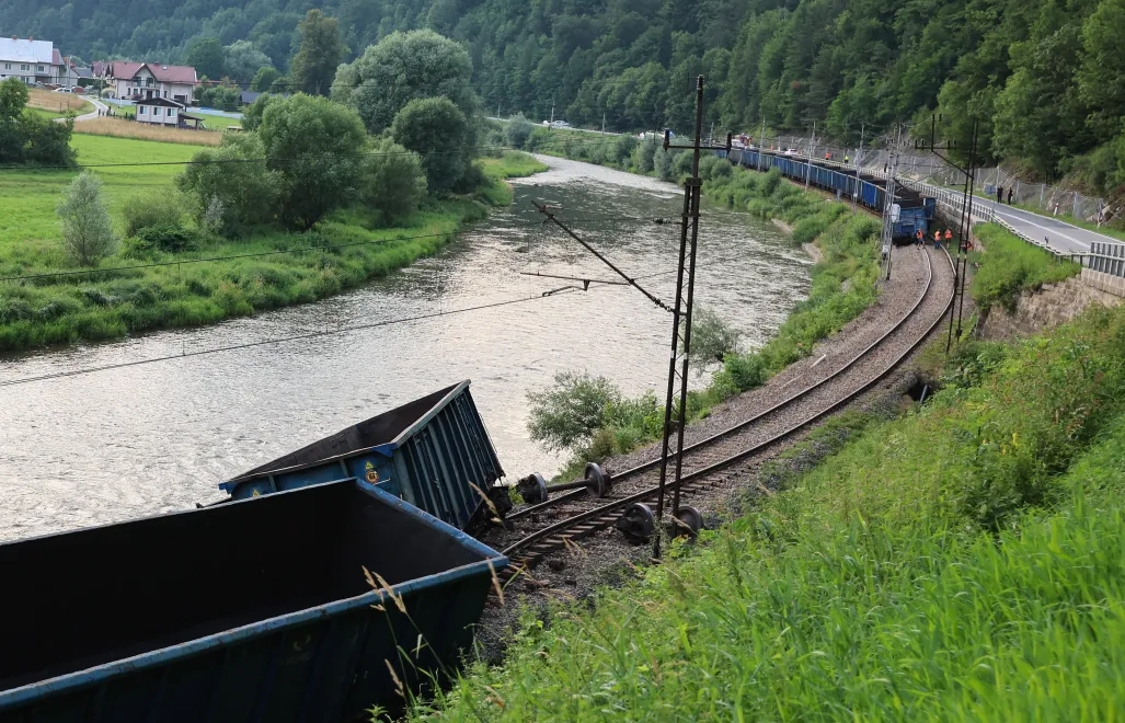 Wykolejony pociąg towarowy na linii kolejowej nr 96 na odcinku Wierchomla – Piwniczna. Fot. PAP/Grzegorz Momot