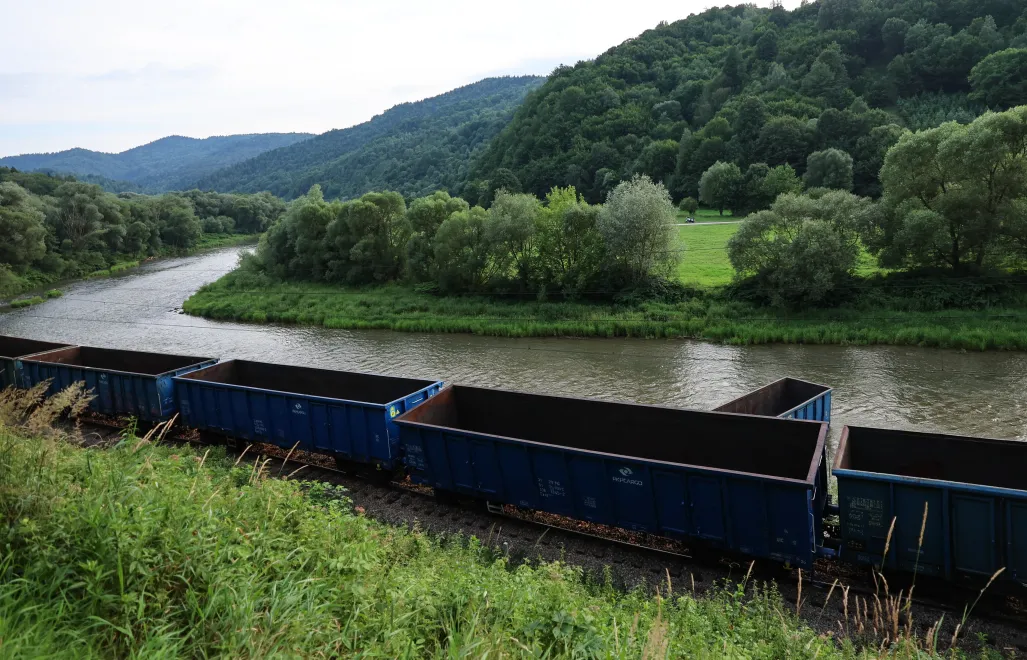 Wykolejony pociąg towarowy na linii kolejowej nr 96 na odcinku Wierchomla – Piwniczna. Fot. PAP/Grzegorz Momot 